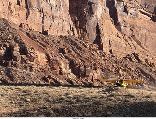 483 a2q. Utah - Hidden Splendor hike - yellow Husky