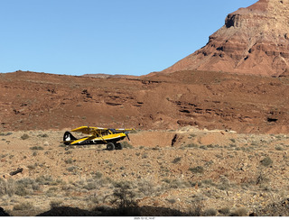 484 a2q. Utah - Hidden Splendor hike - yellow Husky