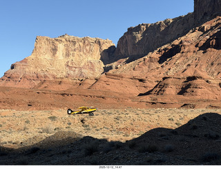 486 a2q. Utah - Hidden Splendor hike - yellow Husky