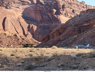 488 a2q. Utah - Hidden Splendor hike - yellow Husky and N8377W